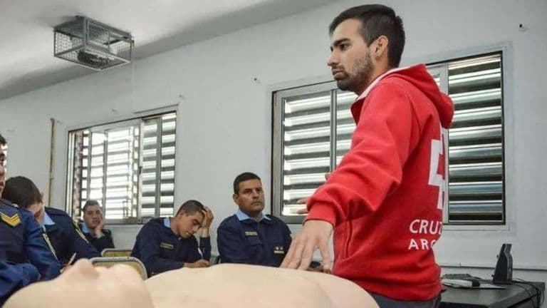 Escracharon a un enfermero de la Cruz Roja en su domicilio