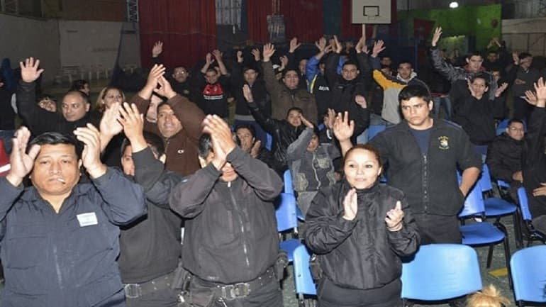 Por ley, los policías que se autoacuartelen serán multados y podrán ir a prisión