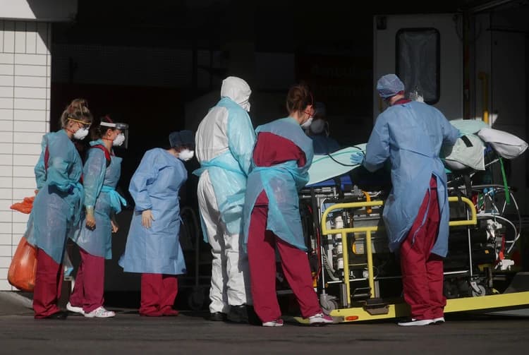 El Reino Unido reportó 828 nuevas muertes por coronavirus en hospitales y el total del país superó los 17 mil