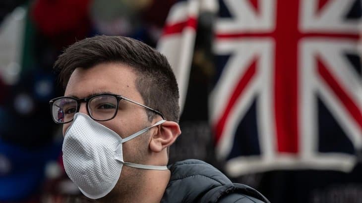 Reino Unido considera mantener las medidas de distanciamiento por un año más