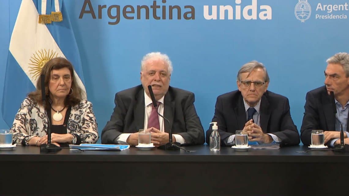 Ginés González García dijo que teme más «perder profesionales de la salud, a que no haya respiradores»