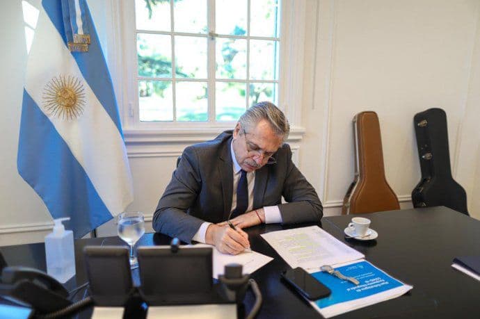Alberto dialogó con Merkel y le pidió su ayuda en las negociaciones con el Club de París