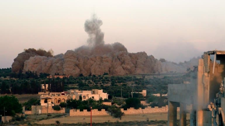 Un terrorista llora desconsolado, mientras su hermano se inmola en Siria