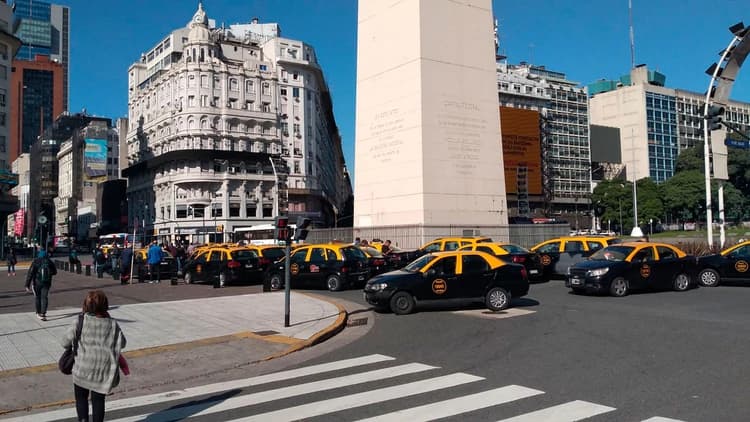 Un grupo de taxistas realizó una protesta en el Obelisco para pedir ayuda económica ante la caída de actividad por la cuarentena