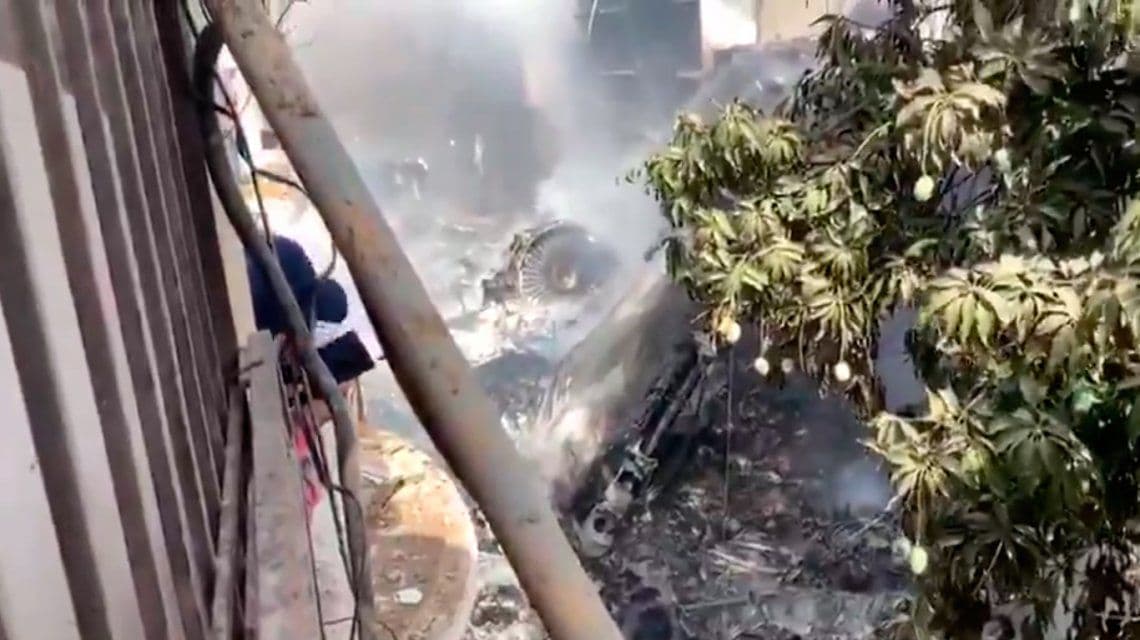 Se estrelló un avión con 107 personas a bordo en un barrio residencial de Pakistán