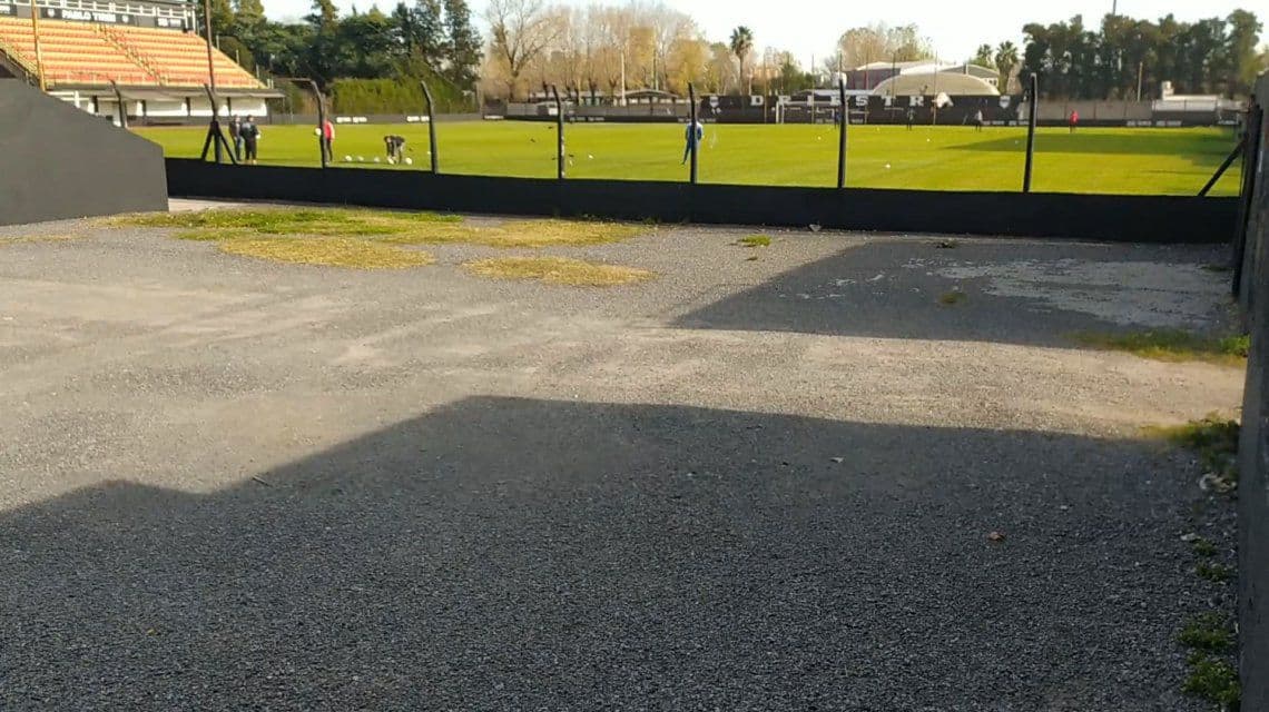 Ordenan clausurar Deportivo Riestra por el entrenamiento en plena cuarentena