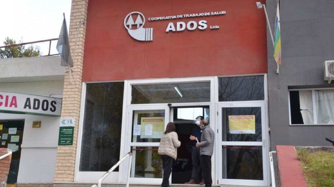 Cerraron una clínica de Neuquén por un brote de coronavirus: 14 casos confirmados y 300 aislados