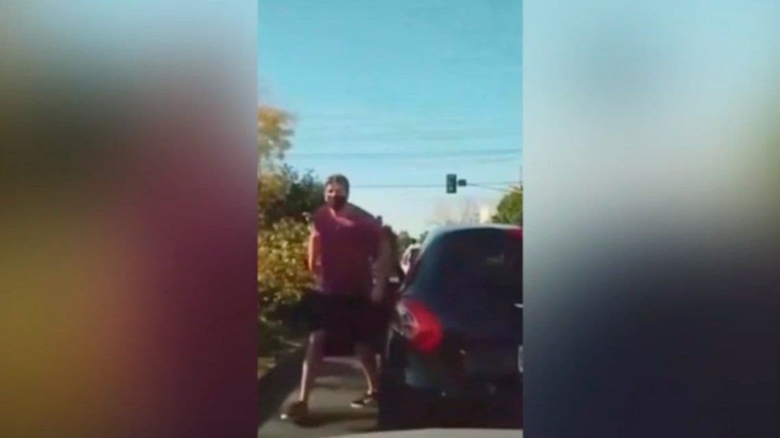 «¡Asesino!»: brutal agresión a un jubilado por manejar sin barbijo en La Plata