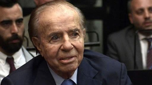 Carlos Menem: está mucho mejor, se levantó de la cama y pudo comer solo