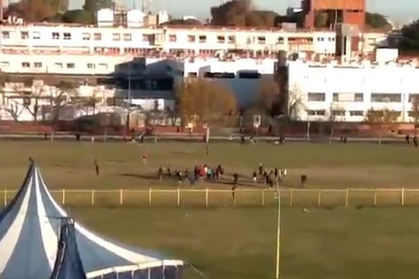 Delante del Hospital Garrahan, decenas de personas violaron la cuarentena para jugar partidos de fútbol